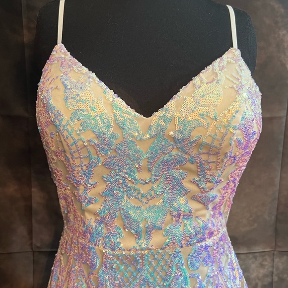 City Triangle NWOT White iridescent sequin
Mini Formal Dresss. Size 0 R - Picture 2 of 8